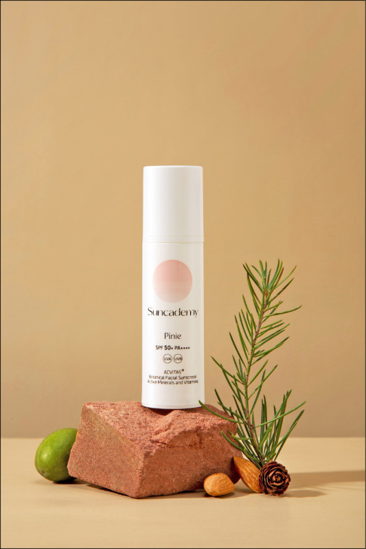 ananné Suncademy全天防護防曬霜，30ml／2,680元，來自瑞士的天然醫學保養品，針對夏日強光設計，更結合修護滋養的保養成分，全面守護肌膚。