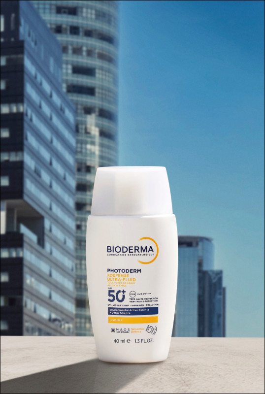 BIODERMA貝膚黛瑪 Photoderm超耐曬清爽保濕防曬液 ，40ml／1,080元，蘊含5層超能防禦科技，並以獨家DAF肌膚仿生修護專利技術，不僅提供防曬力還能穩膚保濕；一抹輕盈的水感，夏天使用也不厚重。