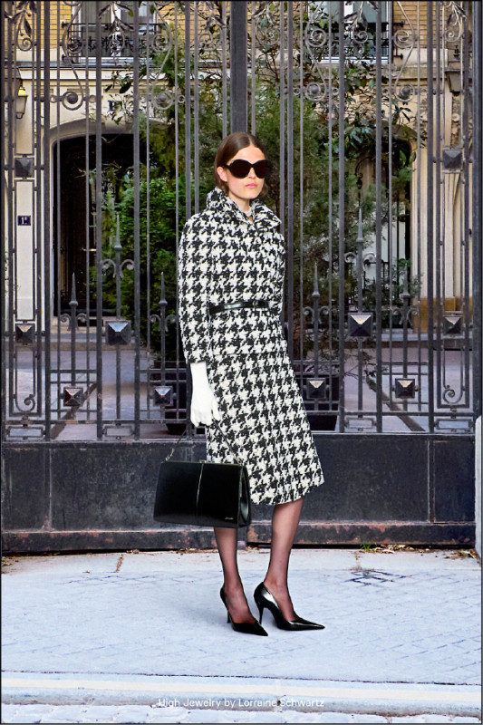 千鳥格紋套裝復刻品牌創辦人Cristóbal Balenciaga摯愛超模Danielle Slavik在1967年穿過的造型。