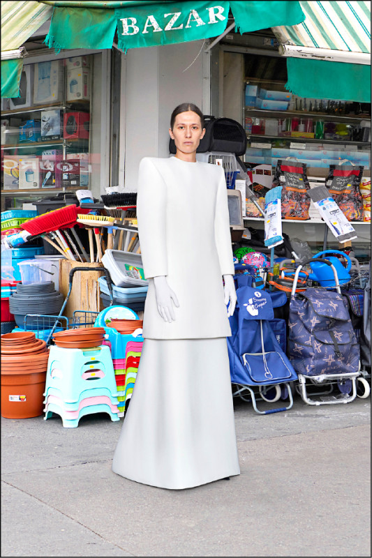 Balenciaga秋冬高訂秀開場第一套光學白的厚磅長裙禮服，道出整場大秀精緻且毫不妥協的設計主調。