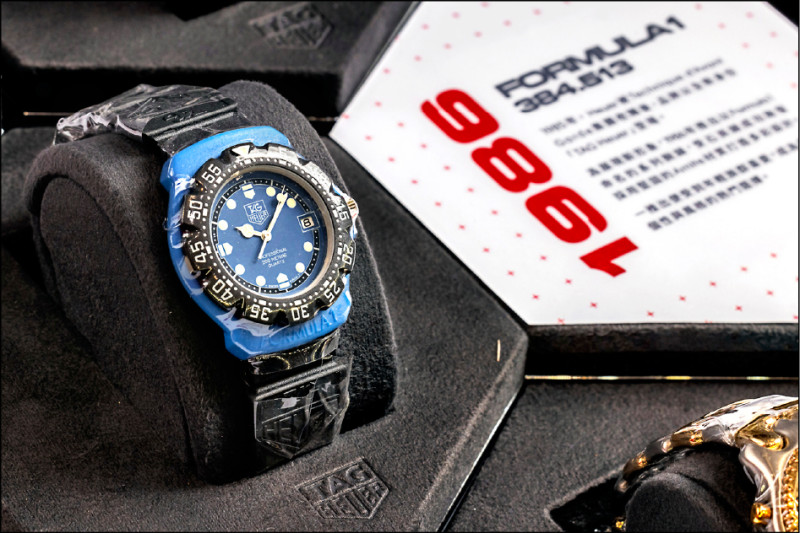 TAG Heuer榮耀回歸F1傳承特展展出別具意義的骨董時計。圖為1986年以Formula 1命名的系列腕錶，多彩設計深受年輕族群喜愛。