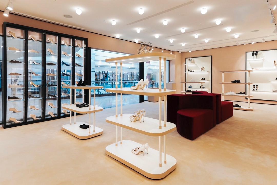 店內放置鞋楦牆彰顯70年的匠心底蘊。