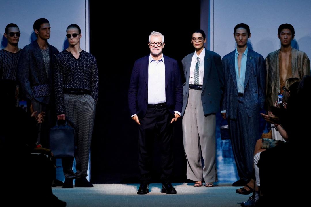2025年6月底，向來都親自現身謝幕的Armani罕見缺席秀場，GIORGIO ARMANI 2026春夏系列男裝秀由集團男裝設計總監Leo Dell'Orco代替大家長站到台前謝幕。（圖／路透）