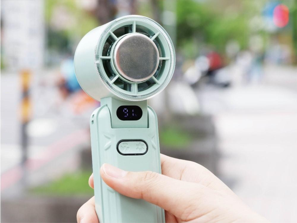 韓國VOTO製冷手持風扇，元價1,590元，特價890元。