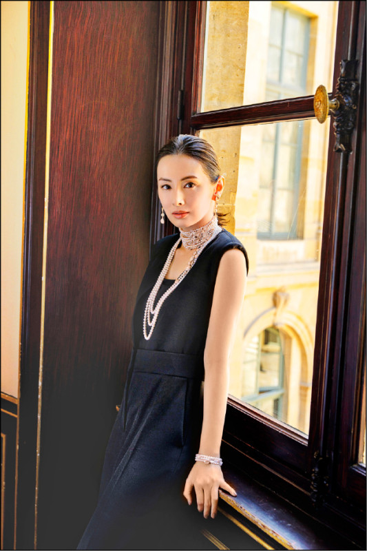 日本女星北川景子佩戴MIKIMOTO Les Pétales珠寶，展現優雅貴氣。
