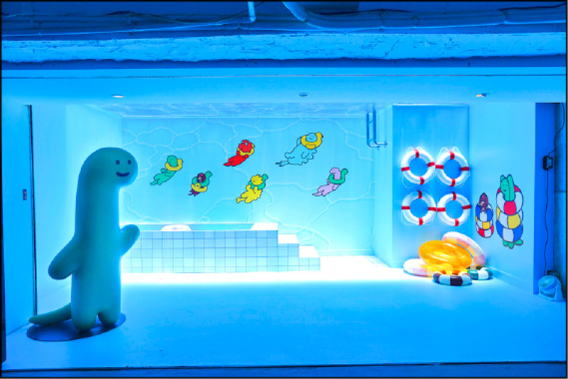 超萌恐龍「JOGUMAN夏日漂流主題展」即日起至7月27日於台北PPP藝文空間登場。（聚塔創意提供）