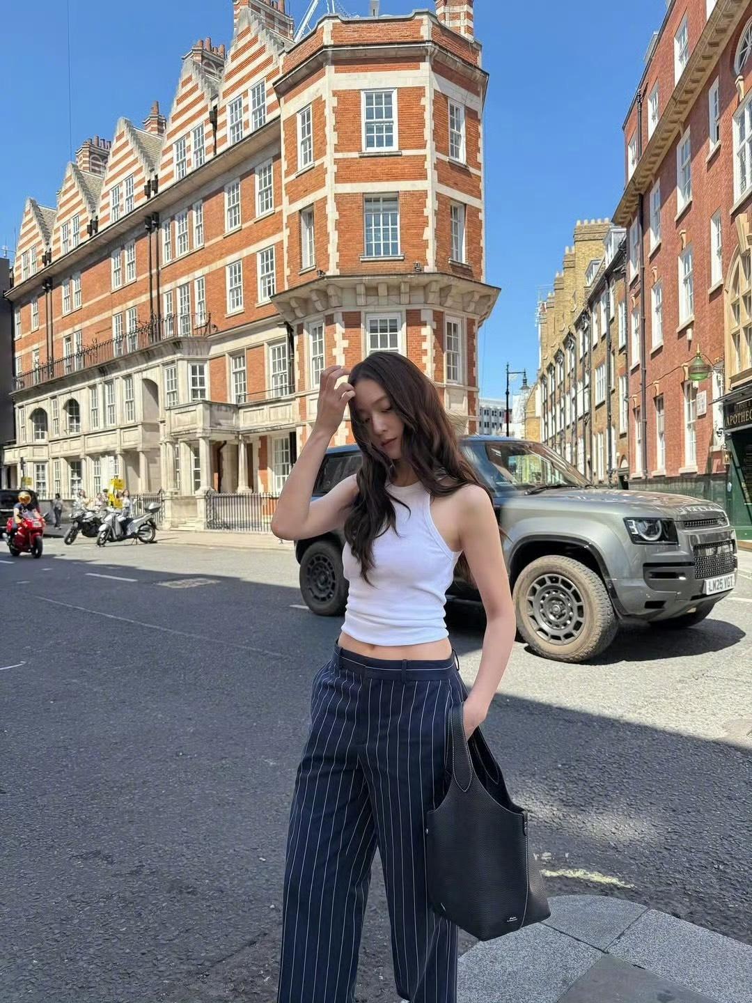鄭秀晶觀賽溫網，不忘抽空在街頭展現私服品味。（翻攝自instagram）