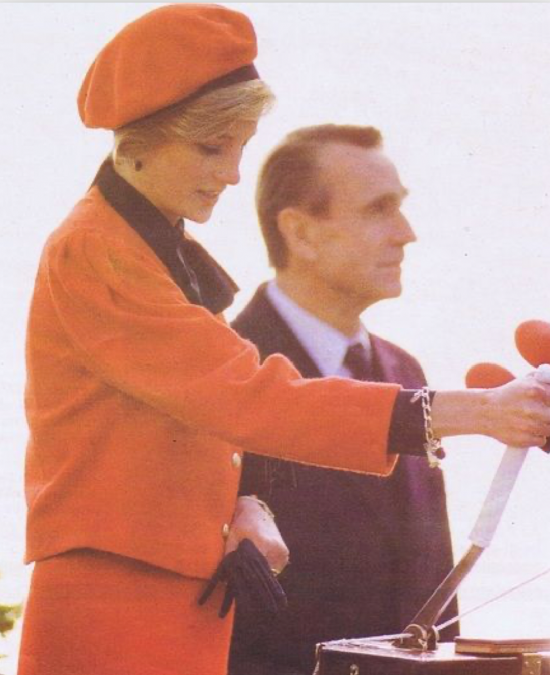 黛安娜王妃1984年出席活動時，手腕上也有一條吊墜手鏈。