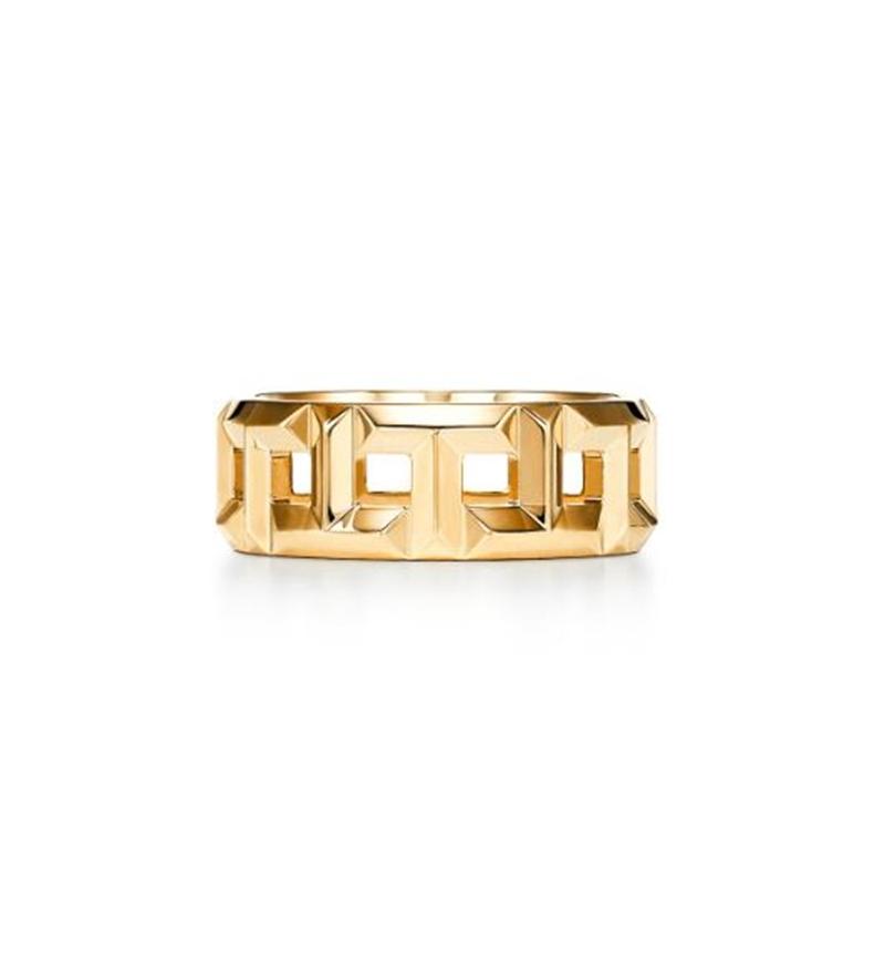 Tiffany T True 黃K金寬版戒指。（Tiffany & Co.提供）