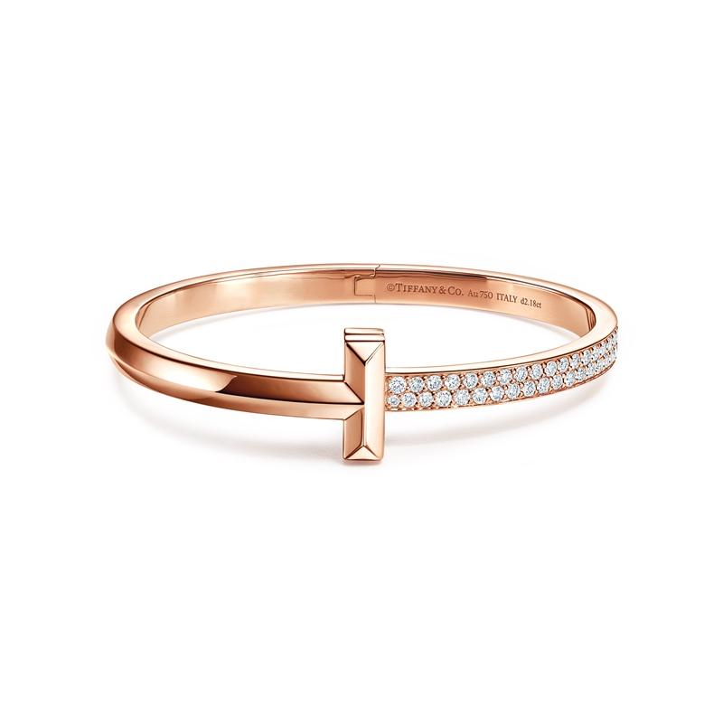 Tiffany T1 玫瑰K金寬版鑲鑽手環。（Tiffany & Co.提供）
