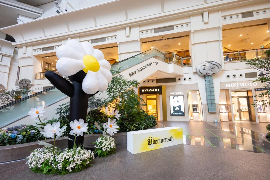 代表GD的小雛菊已佈置滿整個101。(台北101提供)