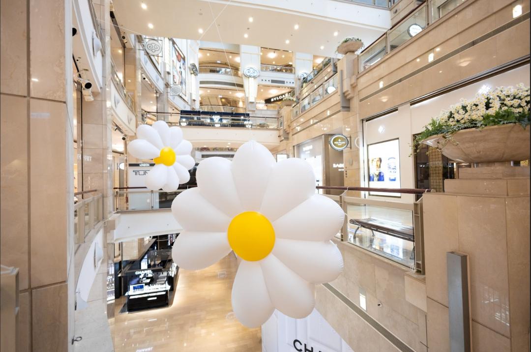 GD小雛菊已飄浮懸掛起來。(台北101提供)