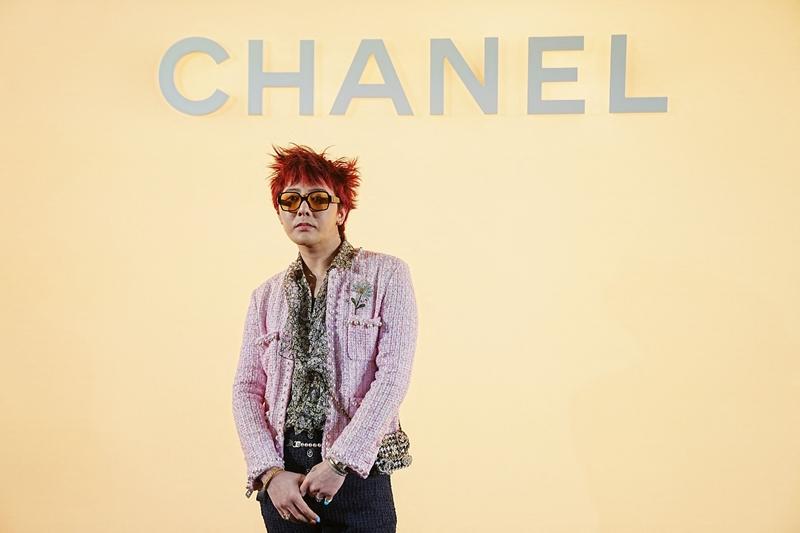 為CHANEL站台時，GD大膽穿上粉紅色斜紋軟呢女裝外套。（路透）