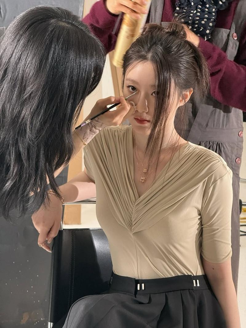 舒華以不同風格的兩套造型搭配Qeelin Wulu珠寶。（Qeelin提供）