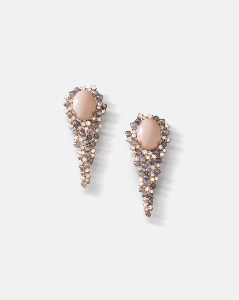DAMIANI Ode all’Italia-Landscapes of the Soul系列Specchio Della Notte 18K玫瑰金珊瑚亞歷山大貓眼石耳環，2,820,000元。（DAMIANI提供）