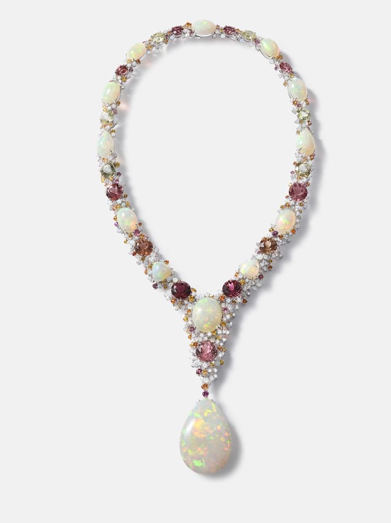 DAMIANI Ode all’Italia-Dwellings of Time系列Magnifica 18K白金蛋白石碧璽藍寶石鑽石項鍊，11,480,000元。（DAMIANI提供）