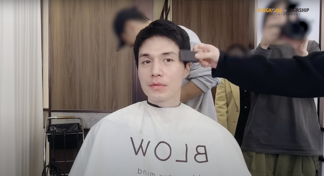剪髮影片中，也包含李棟旭公開卸妝的過程與素顏真面目。