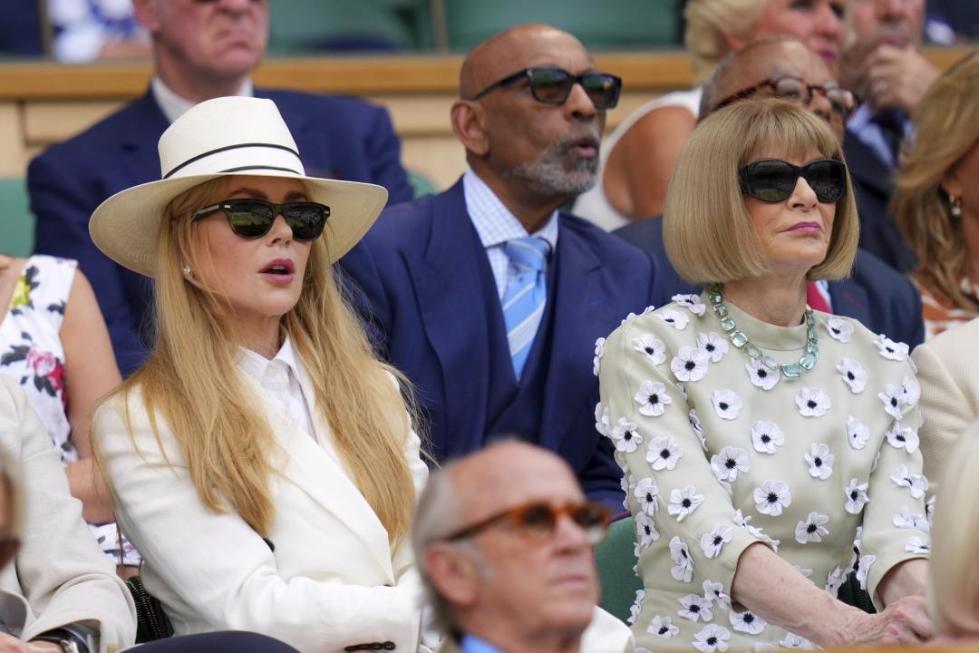 妮可基嫚出席溫布頓，與時尚惡魔安娜溫圖（Anna Wintour）一同觀賽。（美聯社）