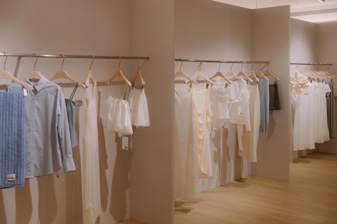 夏季服裝系列呼應「The Sea」主軸，色調以海洋色系為主。