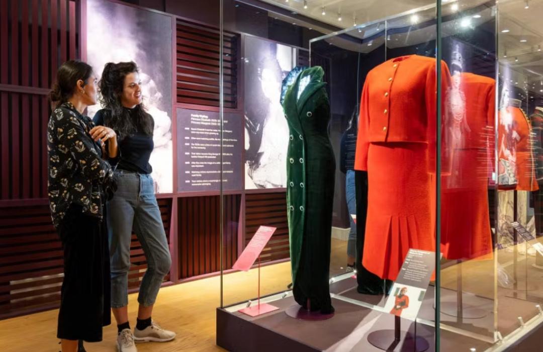 倫敦肯辛頓宮現正展出《Dress Codes》特展。