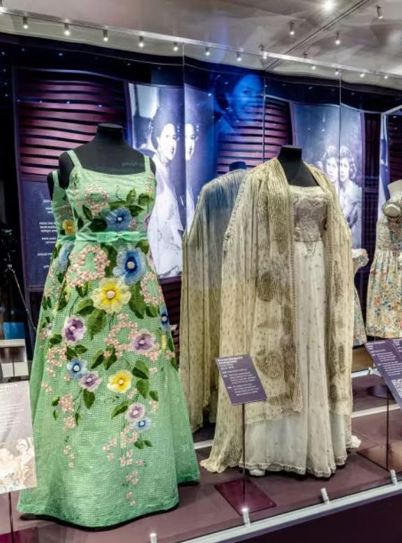 《Dress Codes》特展展現王室成員服飾的華麗工藝。