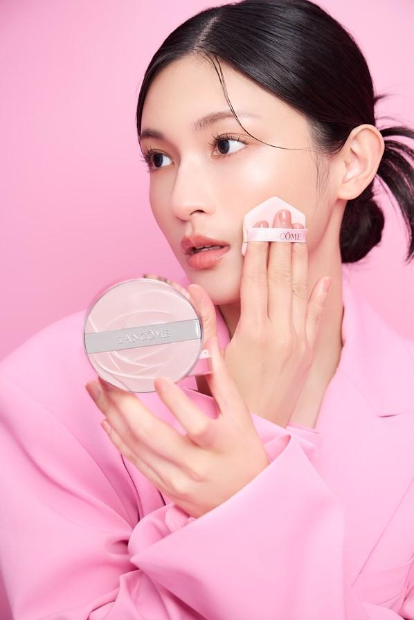 氣墊粉餅的海綿和粉撲也進行調整，方便上妝也能更精準地遮瑕。