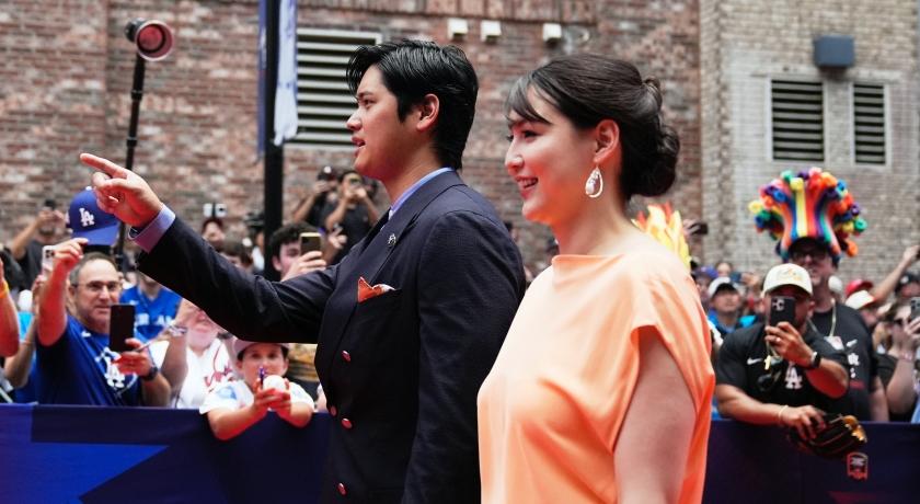 大谷翔平緊牽老婆走紅毯藏「寵妻巧思」！