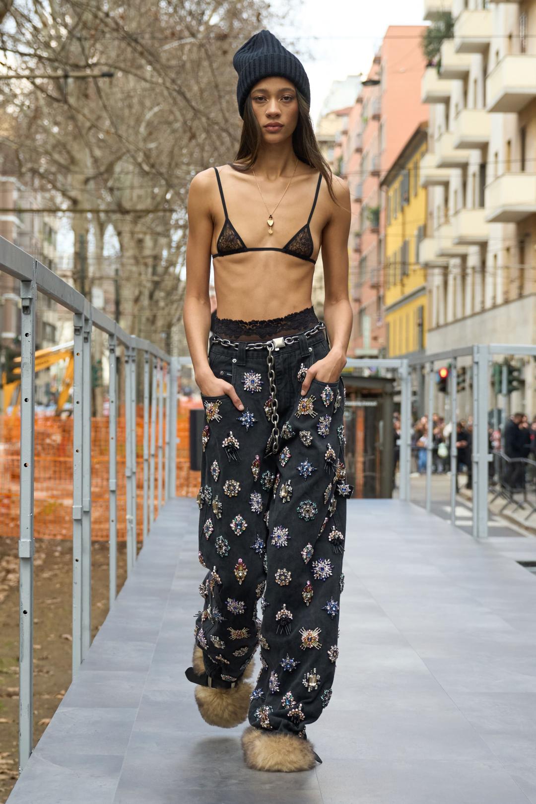 以滿版寶石刺繡妝點黑色丹寧褲，Dolce&Gabbana讓粗獷的丹寧煥發奢華新風貌。