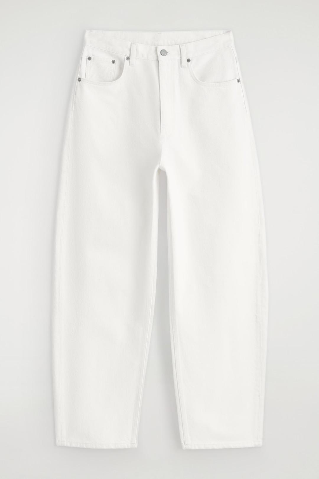 COS BAY Barrel Leg白色丹寧褲，4,000元。