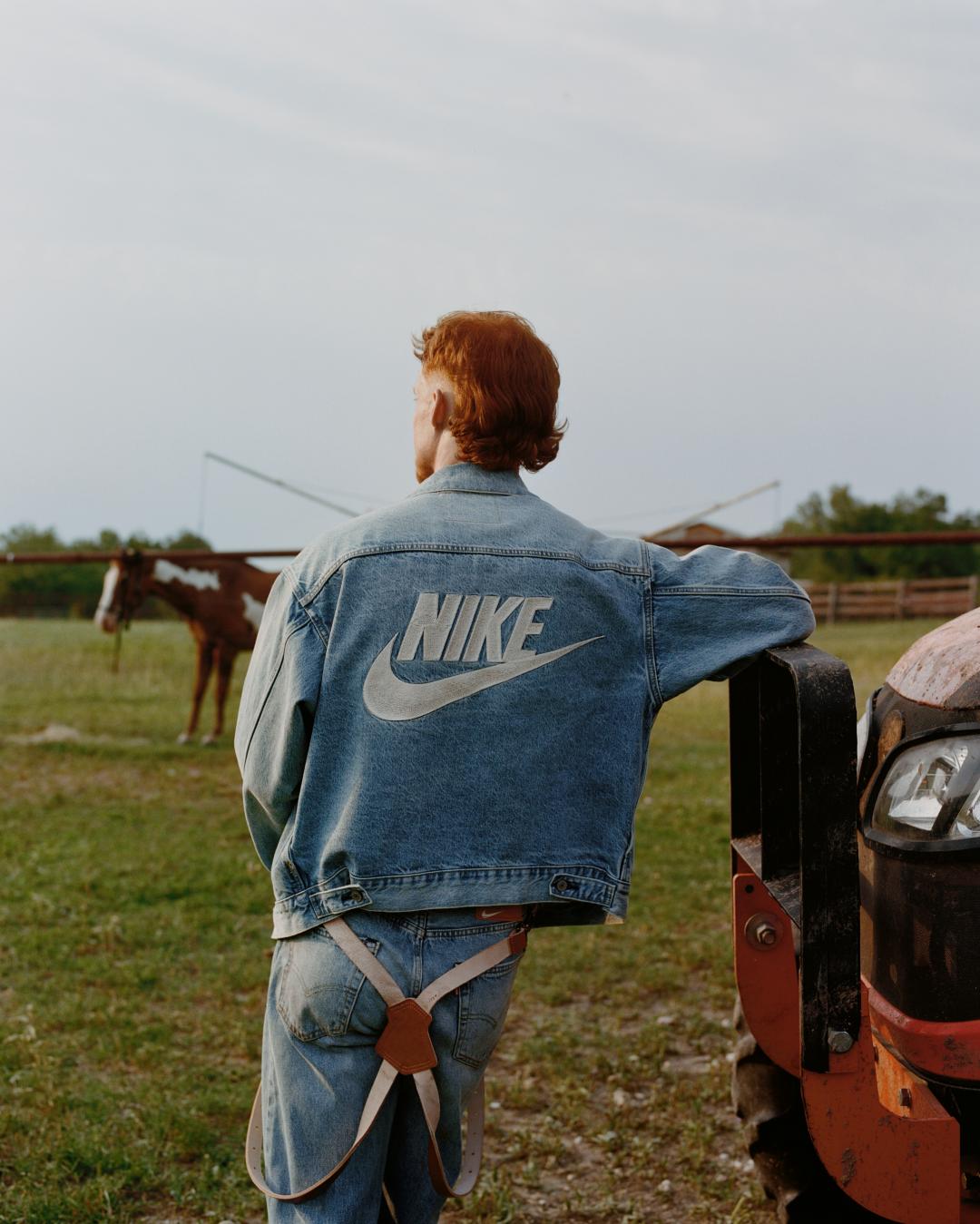 Levi’s®攜手Nike推出聯名膠囊系列，中性款丹寧夾克6,900元，男裝Baggy寬管繭型丹寧褲4,900元。