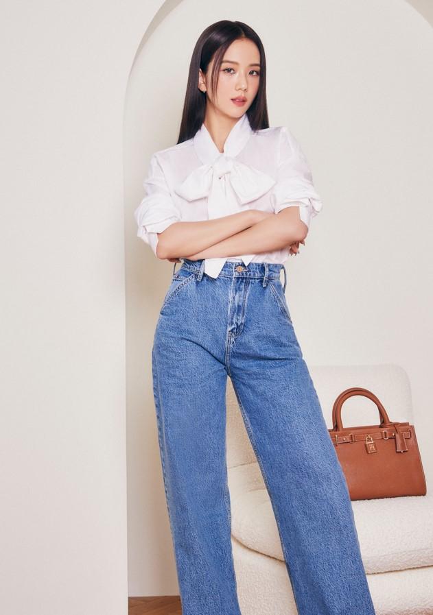 BLACKPINK成員Jisoo在Tommy Hilfiger代言廣告中穿上氣球丹寧褲，搭配蝴蝶結白襯衫輕鬆完成率性與優雅並存的摩登風格。