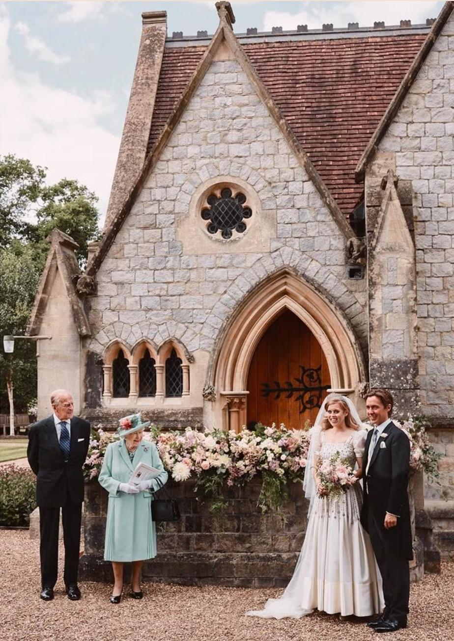 碧翠絲公主結婚時，伊莉莎白女王和菲利普親王都現身獻上祝福，不過當時因疫情緣故連合影都保持安全距離。