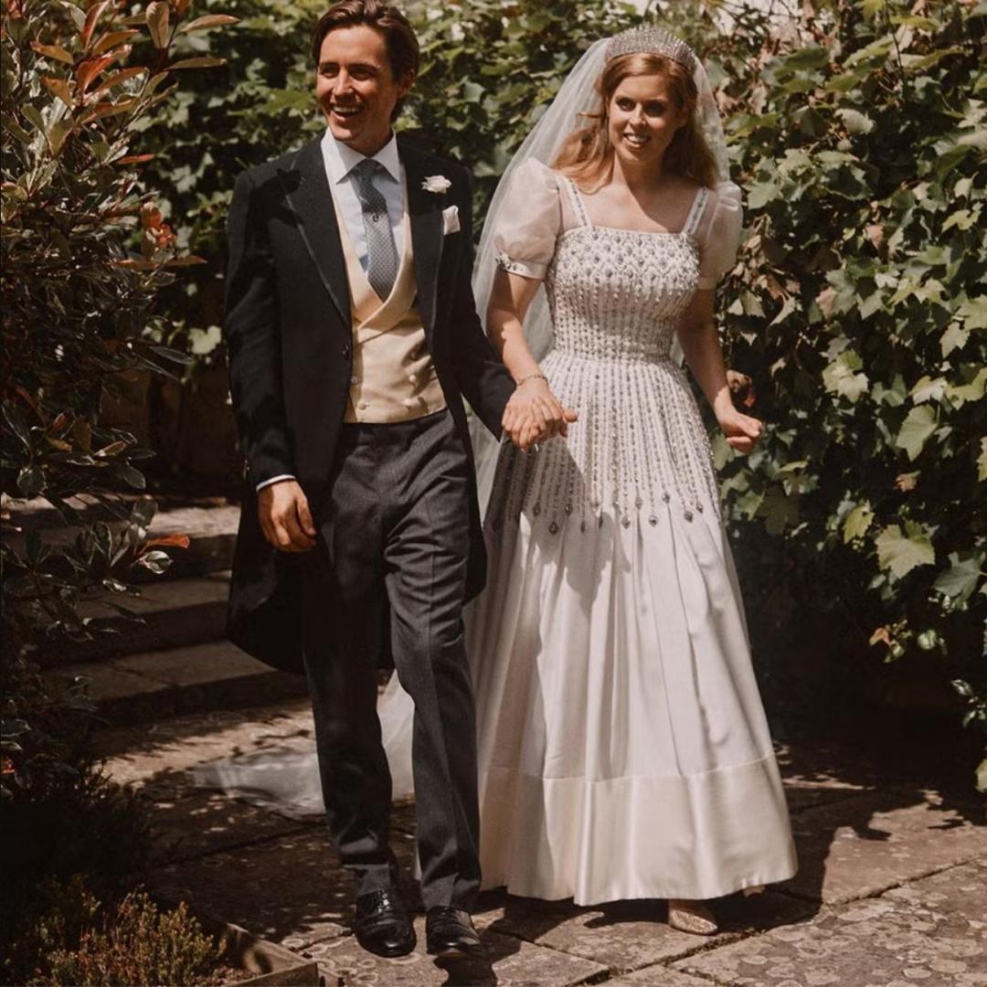 碧翠絲公主婚紗別有用心，特別跟女王奶奶借來古董衣改造。