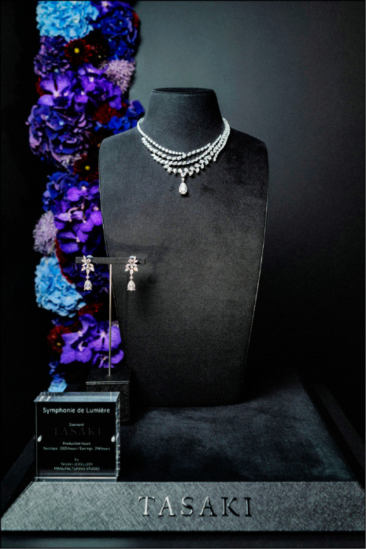 TASAKI HAUTE JOAILLERIE高級珠寶Symphonie de Lumière系列，雖是一片白色調，透過花式切割鑽石仍展現豐富變化，項鍊約26,584,800元、耳環約6,203,120元。