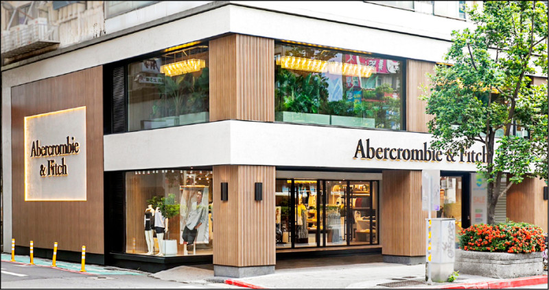 A&F插旗台北東區開設逾百坪的雙層樓街邊大店。