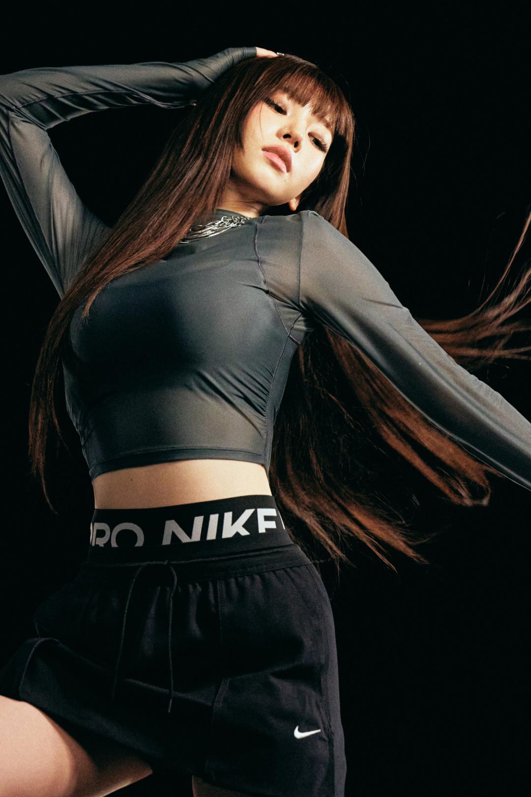 Karina雖然體態纖細，但卻是體育狂人，從小學習芭蕾、遊泳、籃球、五人制足球等，甚至擁有跆拳道黑帶的超強段位。