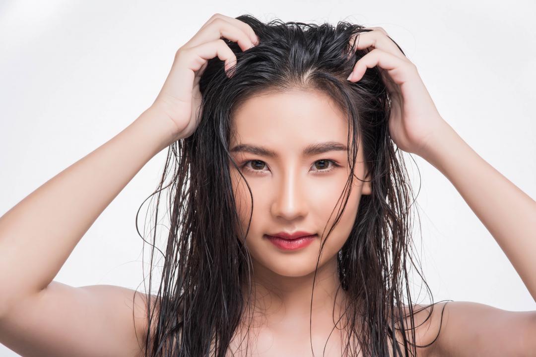 頭皮臭、頭髮油？天天洗頭又怕禿！毛髮專家公開夏季洗髮黃金頻率
