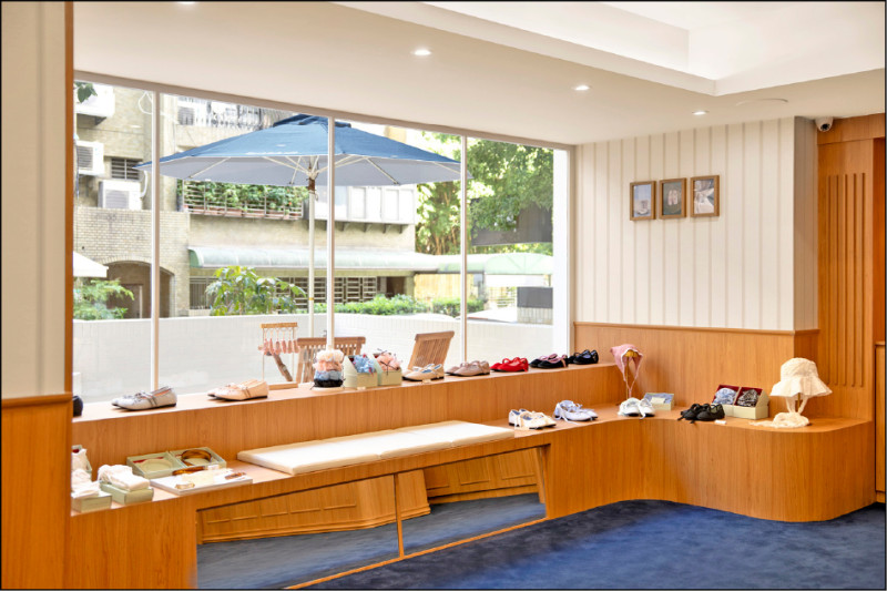 Rockfish Weatherwear台北旗艦店透過木質調裝潢呈現英倫風格。