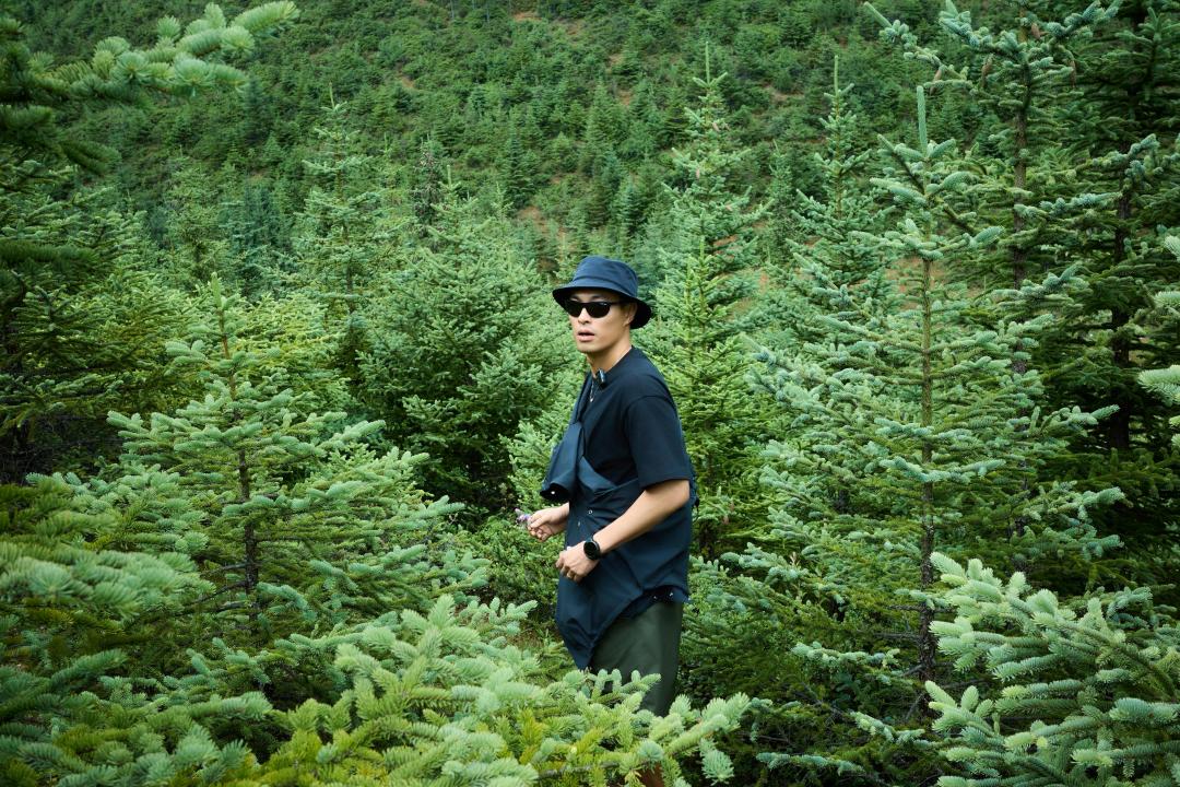 身為品牌大使的楊祐寧搶先穿著Still Peaks戶外膠囊系列，詮釋低調奢華的戶外風格。