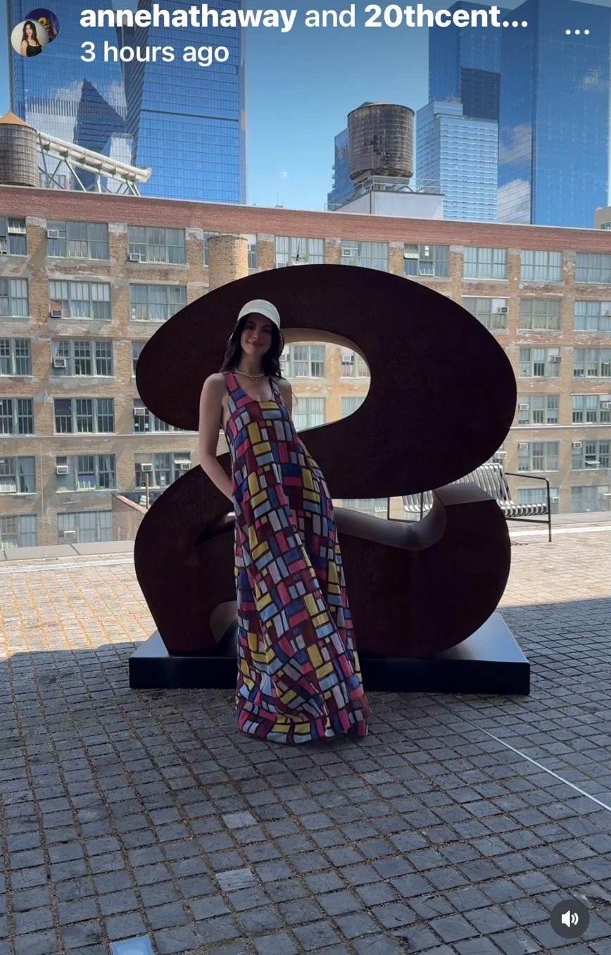 小安在instagram分享了一段私服影片，在巨大的「2」前隨興百Pose，象徵《Prada的惡魔》第二集。（翻攝自instagram）