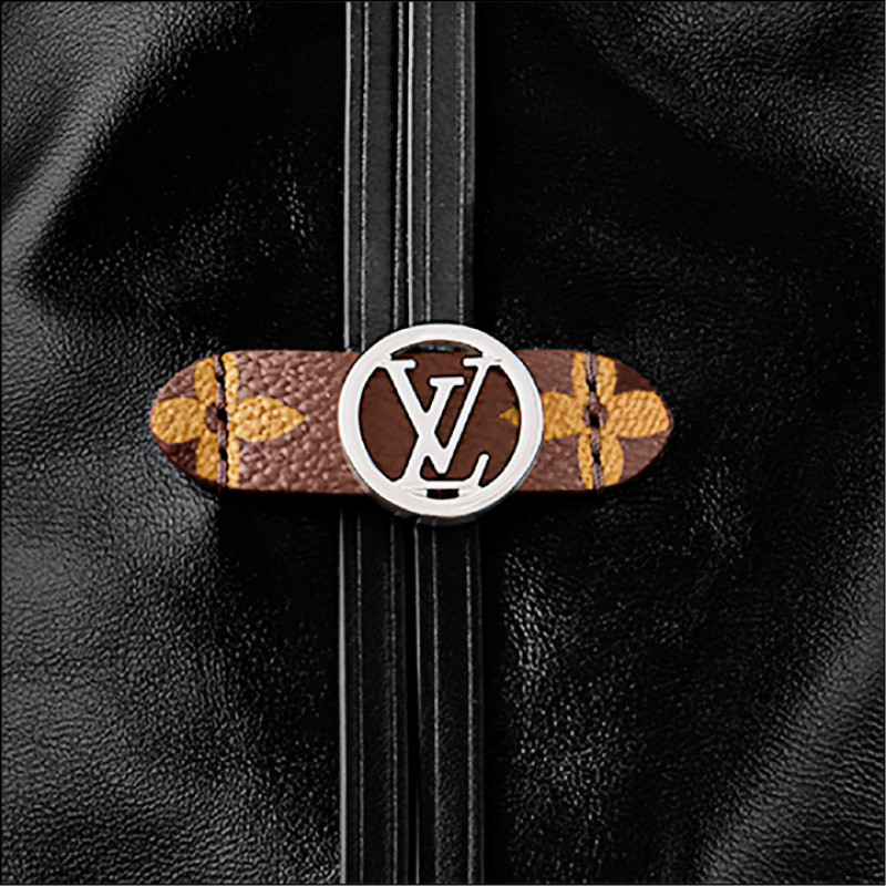 經典LV Circle標誌妝點Off Duty Vibe MM手袋，加上Monogram圖紋連結品牌DNA。