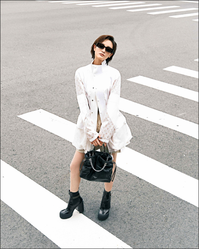 王淨以白色洋裝搭配LV全新Off Duty Backpack Vibe手袋，簡單拎在手上展現隨興姿態。