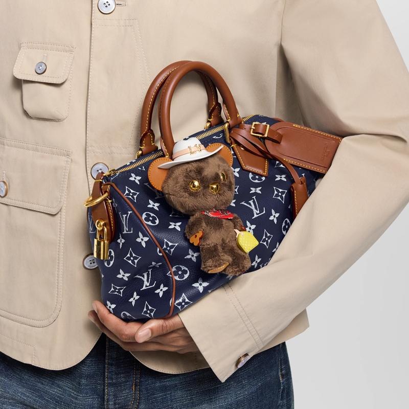 Louis Vuitton男裝創意總監Pharrell Williams打造超可愛毛絨小熊吊飾LV Louis Bear。（Louis Vuitton提供）