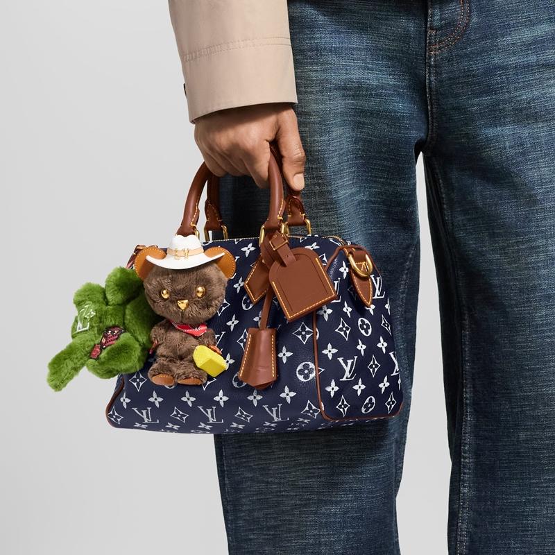 LV Louis Bear可與該系列的其他吊飾配件混搭。（Louis Vuitton提供）