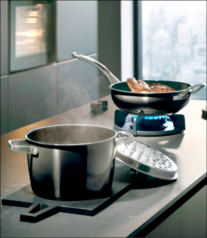 WMF Fusiontec鍋具系列還有黑色款可供選擇。依款式、容量售價22,000元至28,000元。