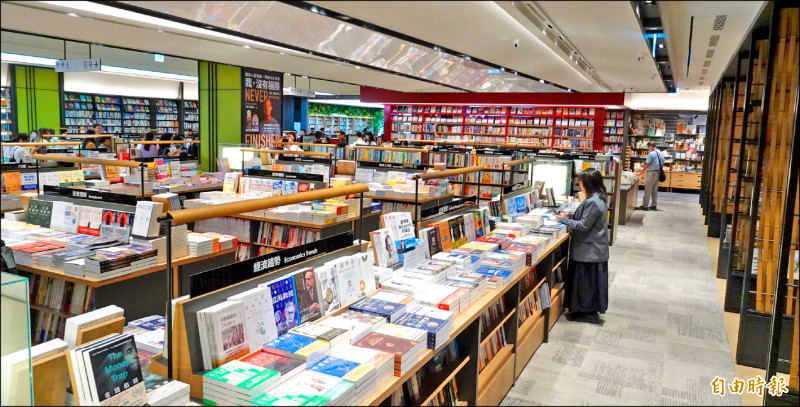 首間24小時營業的博客來實體書店，匯集逾三萬冊中外文藏書。（記者潘少棠攝）