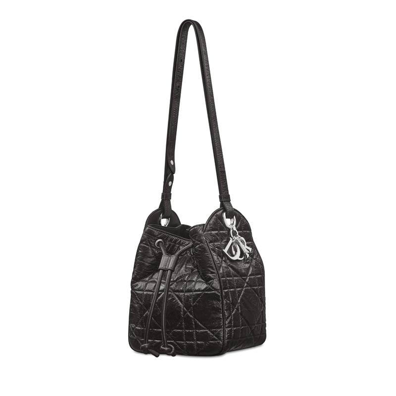D-Motion 黑色裂紋小牛皮Marcocannage籐格紋小型包款，130,000元。（Dior提供）