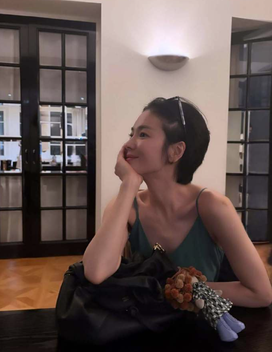 FENDI包包掛上娃娃吊飾，宋慧喬也有少女心。