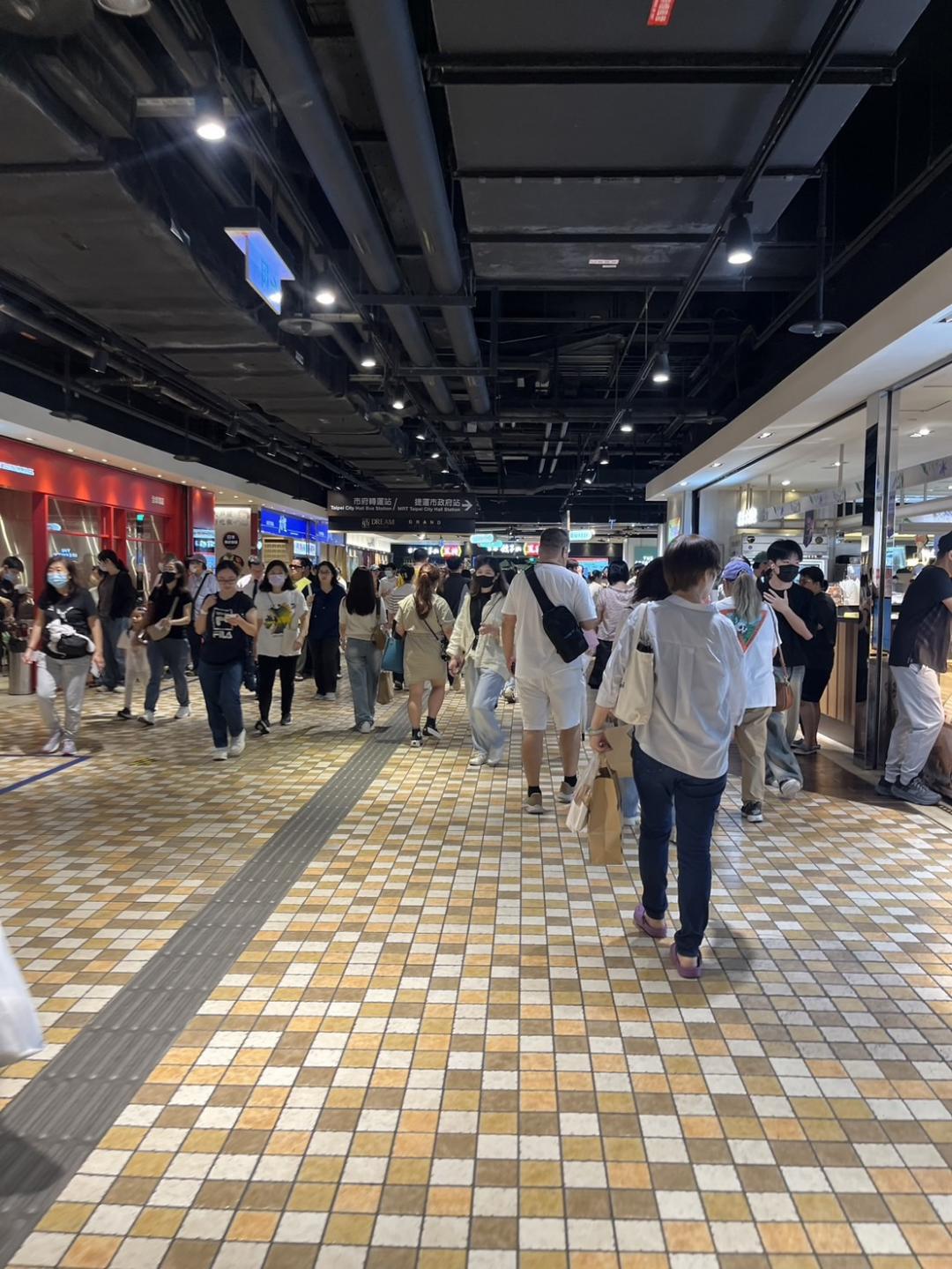 兩館美食空間達3000坪。