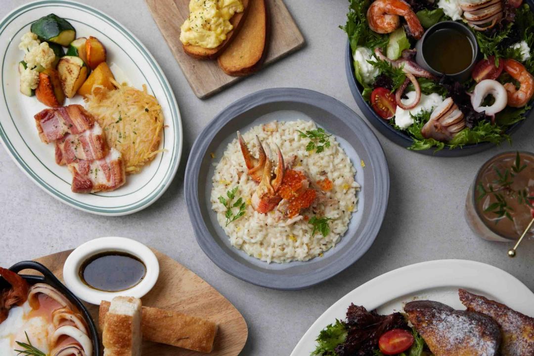 獨家限定菜單有「法式布里歐煙燻鮭魚早午餐」、「經典早午餐」、「奶油松葉蟹燉飯」等。